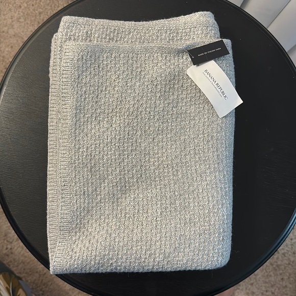 Banana Republic Grey Italian Yarn Pashmina - Picture 1 of 9